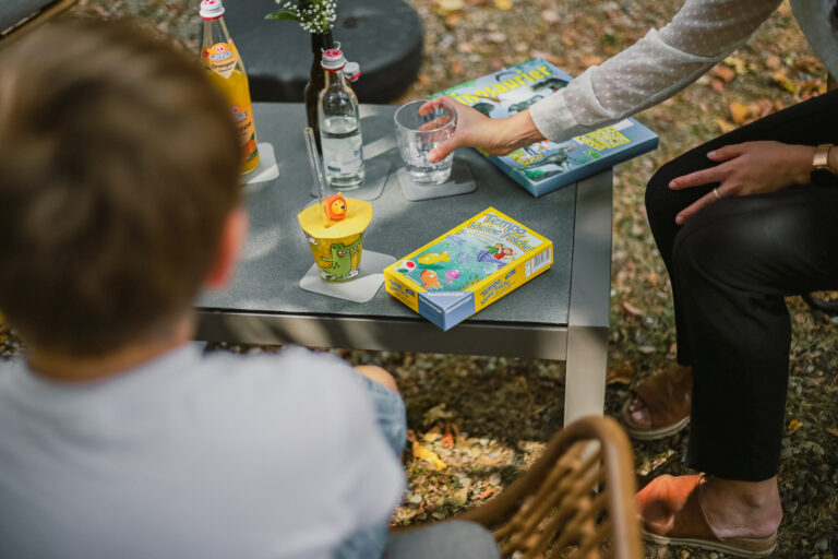 Spieltisch mit Kindern