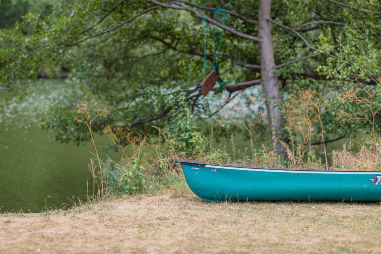 Kanu vor einem Wasser