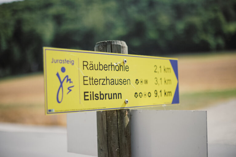 Schild für umliegende Wanderwege