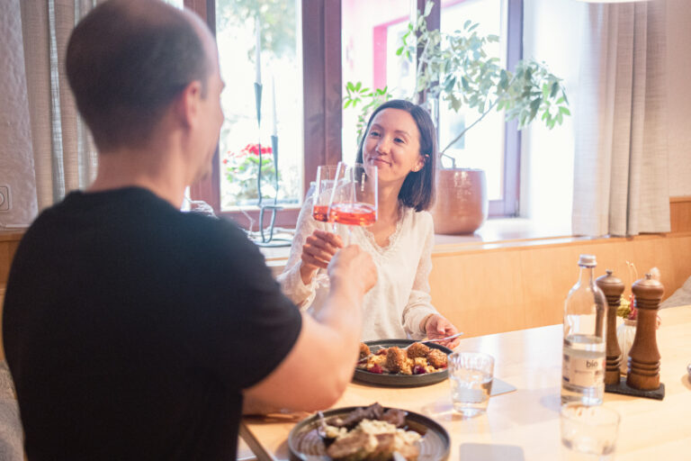 Zwei Personen beim Abendessen im Gasthof